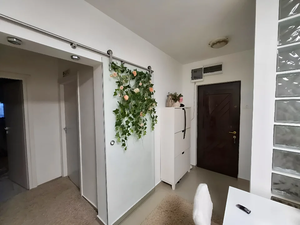Hol cu birou alb apartament vanzare cumparare Sector 4 Bucuresti